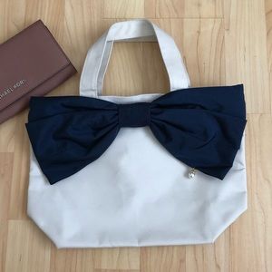 White Tote with Blue Ribbon & Dangling Charm NIP